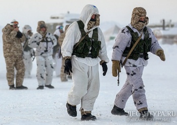 Российские десантники совместно с контингентом КСОР государств-членов ОДКБ строят ледовый лагерь в Арктике