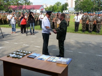 Председатель Днепропетровской ОГА вручил воинам-десантникам автомобиль «UAZ Hunter»