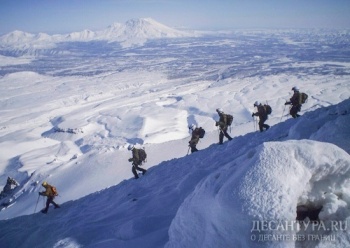 Спецназ ВВО совершил восхождение на вулкан на Камчатке