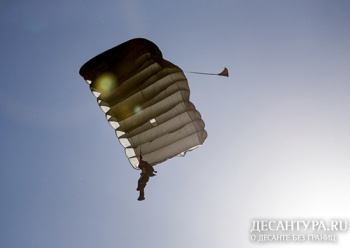 Спецназ ЗВО отрабатывает выполнение затяжных прыжков с парашютом