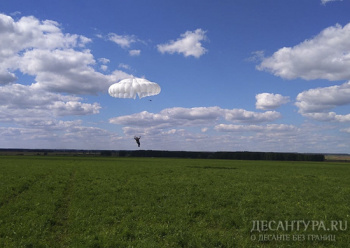Новобранцы 24-й бригады спецназа совершили первые прыжки с парашютом