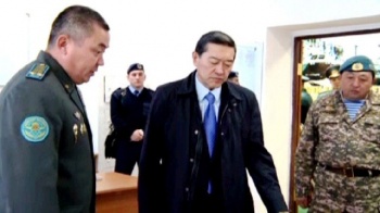 Министр обороны РК посетил Управление командующего Аэромобильными войсками