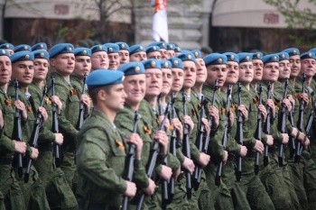 Российские десантники прошли торжественным маршем по главной площади Минска