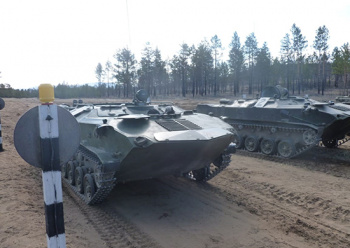 Военнослужащие 11 гв ОДШБр отработали вождение БМД-2 и БТР-Д