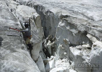 Спецназ ЦВО преодолел ледовый участок на занятиях в горах Западного Саяна