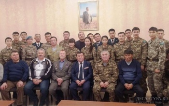 Десантники и разведчики провели встречу со студентами военной кафедры ЕНУ