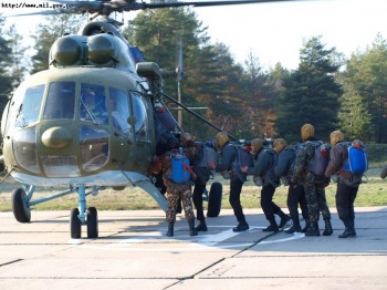 Впервые за 8 последних лет новобранцы 25-й отдельной воздушно-десантной дивизии совершают прыжки с парашютом в честь торжественного принятия Присяги