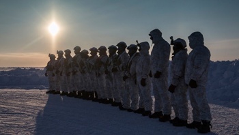 Парашютисты спецназа Северного флота десантировались на льдину в районе Северного полюса