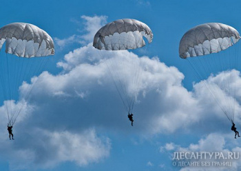 Разведчики ЮВО выполнили прыжки с парашютом с ведением прицельного огня в воздухе