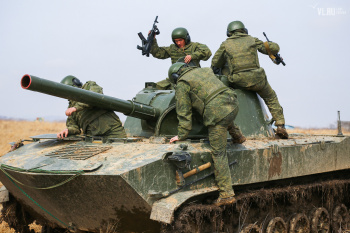 «Работают боги войны!» – артиллеристы ВДВ из Уссурийска тренируются в стрельбе из гаубиц, самоходок и миномётов