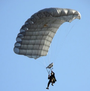 Контрактники батальона "Fulger" прыгают с парашютом на авиабазе Мэркулешть