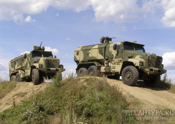 В Краснодарском крае военнослужащие спецназа отрабатывают вождение бронеавтомобилей «Тайфун»