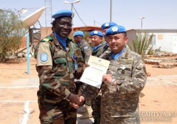 Офицеров миротворческой бригады «Казбриг» Аэромобильных войск ВС РК наградили медалями ООН