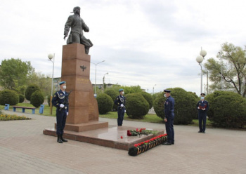 Десантники Камышинского соединения ВДВ возложили гирлянду к памятнику легендарному летчику Алексею Маресьеву