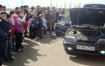 Командование столичной десантно-штурмовой бригады организовало экскурсию для школьников