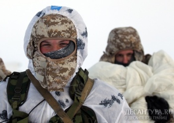 Российские десантники завершают проведение учебной гуманитарной поисково-спасательной экспедиции в Арктике