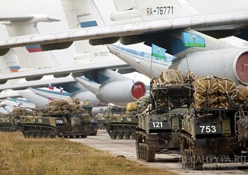 Военнослужащие Псковского соединения ВДВ готовят технику к переброске в районы предстоящего учения
